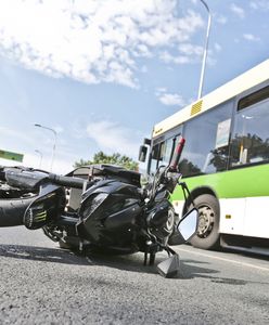 Jak podnieść przewrócony motocykl? Jest na to łatwy sposób