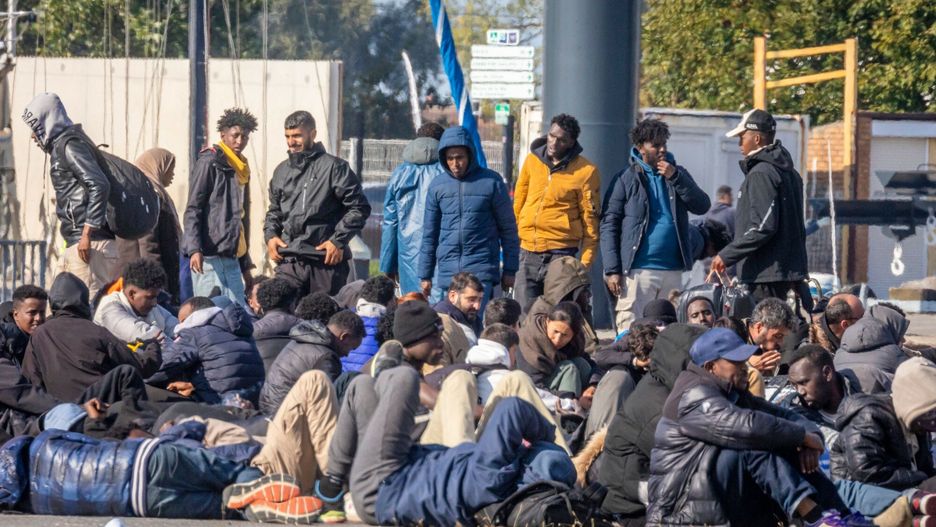 Archiwum zagraniczne East News 2025-09
Mandatory Credit: Photo by Marcin Nowak/LNP/Shutterstock (15505689c)
Migrants seeking to cross the English Channel on small boats from France to the UK are pictured at a bus station in Gravelines, three miles from a location frequently used for illegal crossings. So far this year, about 32,000 people have crossed the English Channel in small boats from France to the UK.
Migrants Canal Crossing, Gravelines, Nord, France - 26 Sep 2025
Marcin Nowak/LNP/Shutterstock