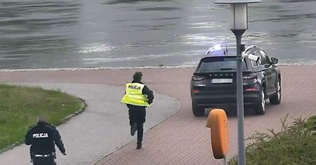 Dramatyczna akcja ratunkowa. Policjant uratował tonącą 16-latkę