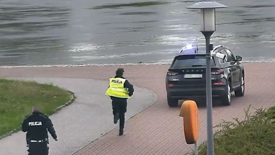 Dramatyczna akcja ratunkowa. Policjant uratował tonącą 16-latkę