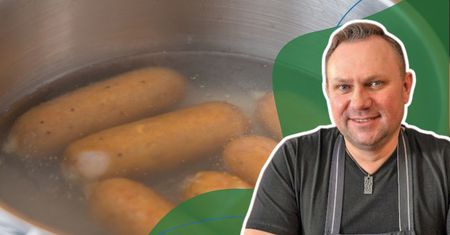 Tomasz Strzelczyk pokazał, jak przygotowywać parówki. Wtedy nie popękają i będą mięciutkie