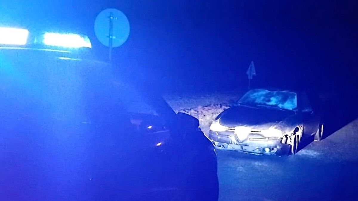 Alfa Romeo na samych felgach jechała przez region