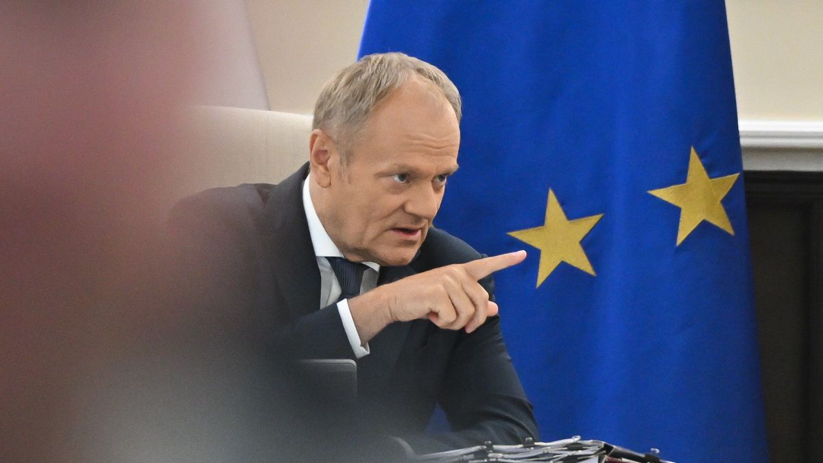 Warszawa, 02.06.2026. Premier Donald Tusk na posiedzeniu rządu w KPRM w Warszawie, 2 bm. Rząd zajmie się m.in. projektem nowelizacji Prawa oświatowego, który przewiduje zakaz korzystania z telefonów komórkowych oraz innych urządzeń elektronicznych umożliwiających porozumiewanie się na odległość lub rejestrowanie obrazu lub dźwięku w publicznych szkołach podstawowych oraz szkołach artystycznych realizujących kształcenie ogólne w zakresie szkoły podstawowej. (amb) PAP/Radek Pietruszka