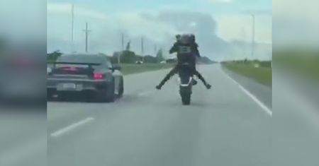Mieli się ścigać na ulicy. Zobacz, co zrobił motocyklista