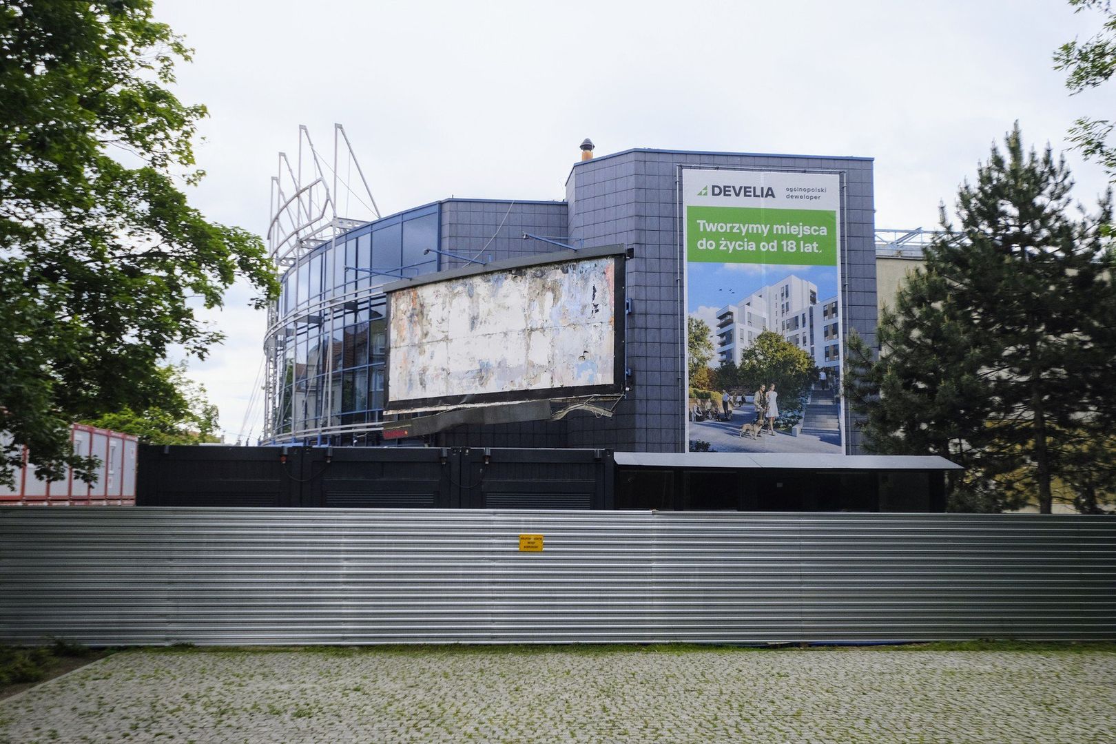 Trwa rozbiórka Multikina 51, które znajduje się przy ulicy Królowej Jadwigi w Poznaniu. Kino było pierwszym multipleksem w Poznaniu.