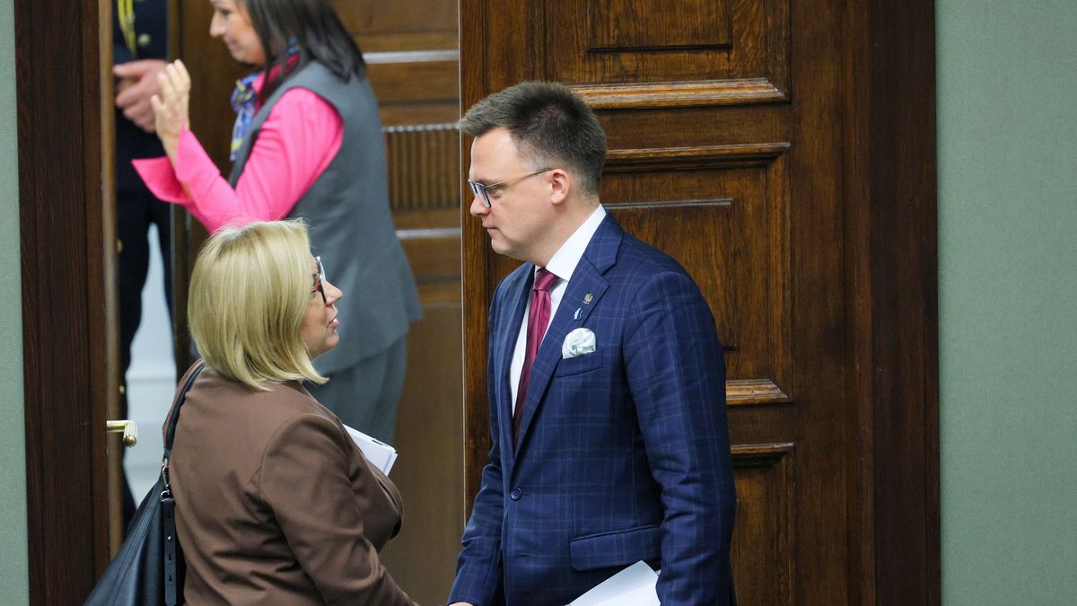 Warszawa, 07.10.2025. Marszałek Sejmu Szymon Hołownia (P) oraz minister klimatu i środowiska Paulina Hennig-Kloska (L) na sali plenarnej Sejmu w pierwszym dniu posiedzenia, 7 bm. Głównym punktem prac izby będzie przeprowadzenie pierwszych czytań projektu ustawy budżetowej na 2026 r. oraz projektu tzw. ustawy okołobudżetowej. (amb) PAP/Rafał Guz