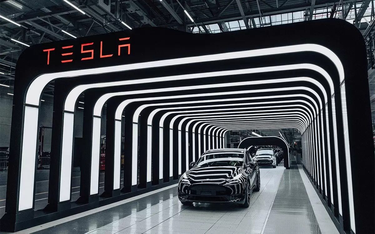 Tesla zwalnia w Niemczech. Wśród poszkodowanych nie brakuje Polaków