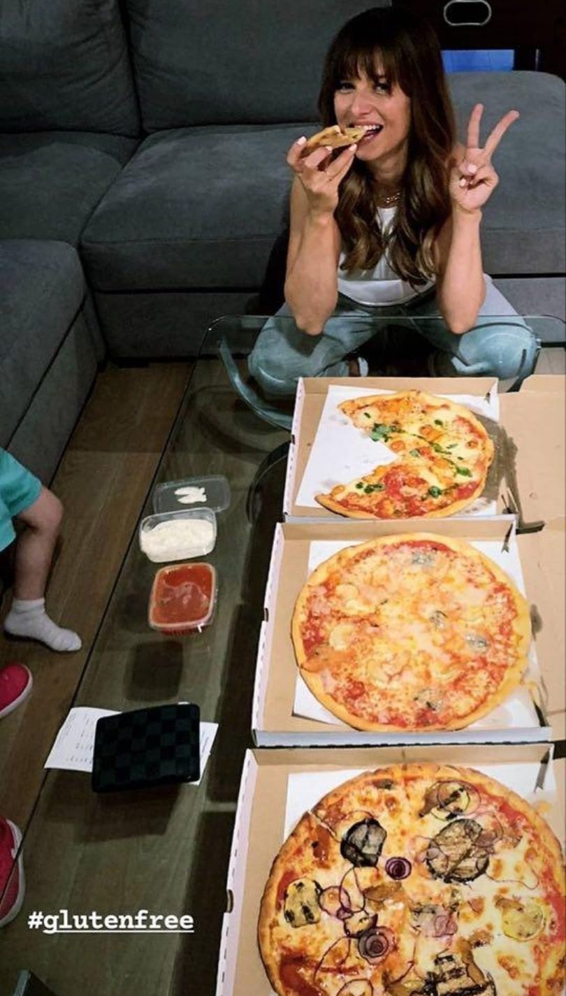 Anna Lewandowska delektuje się bezglutenową pizzą