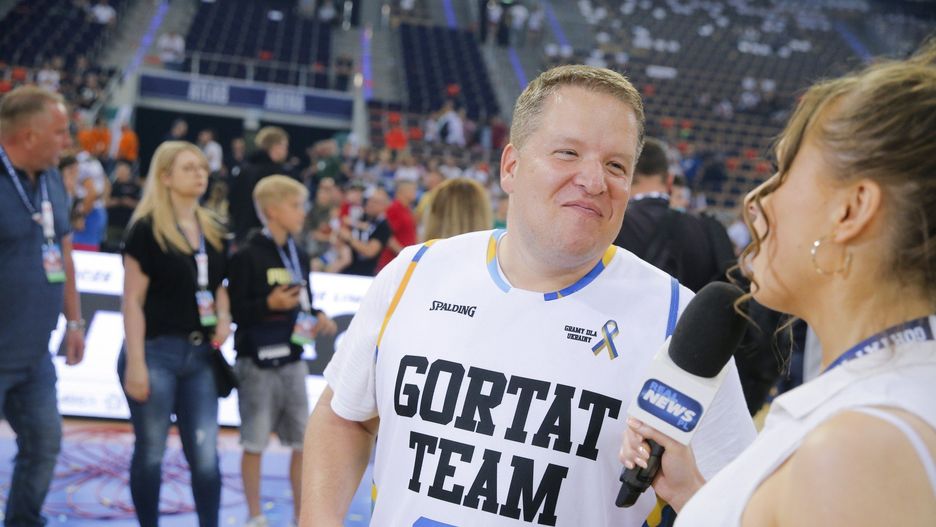 Łukasz Lotek Lodkowski przyszedł na świat 24 stycznia 1985 roku w Warszawie. Obecnie ma 40 lat. Na zdjęciu Łukasz Lotek Lodkowski przed meczem koszykówki. Rok 2022. Jeśli jesteście ciekawi, jak wygląda narzeczona Łukasza Lotka Lodkowskiego, zajrzyjcie do naszej galerii. Znajdziecie tam aktualne zdjęcia Katarzyny Sobieskiej, które pokazują jej urok i styl &gt;&gt;&gt;