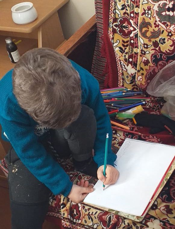 Ukraińskie dzieci tworzą rysunki dla żołnierzy na froncie 