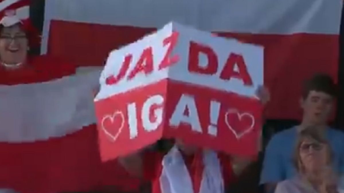 Polscy kibice wspierający Igę Świątek