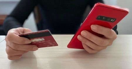 Usłyszała 33 zarzuty. Płaciła za zakupy online kartą teścia