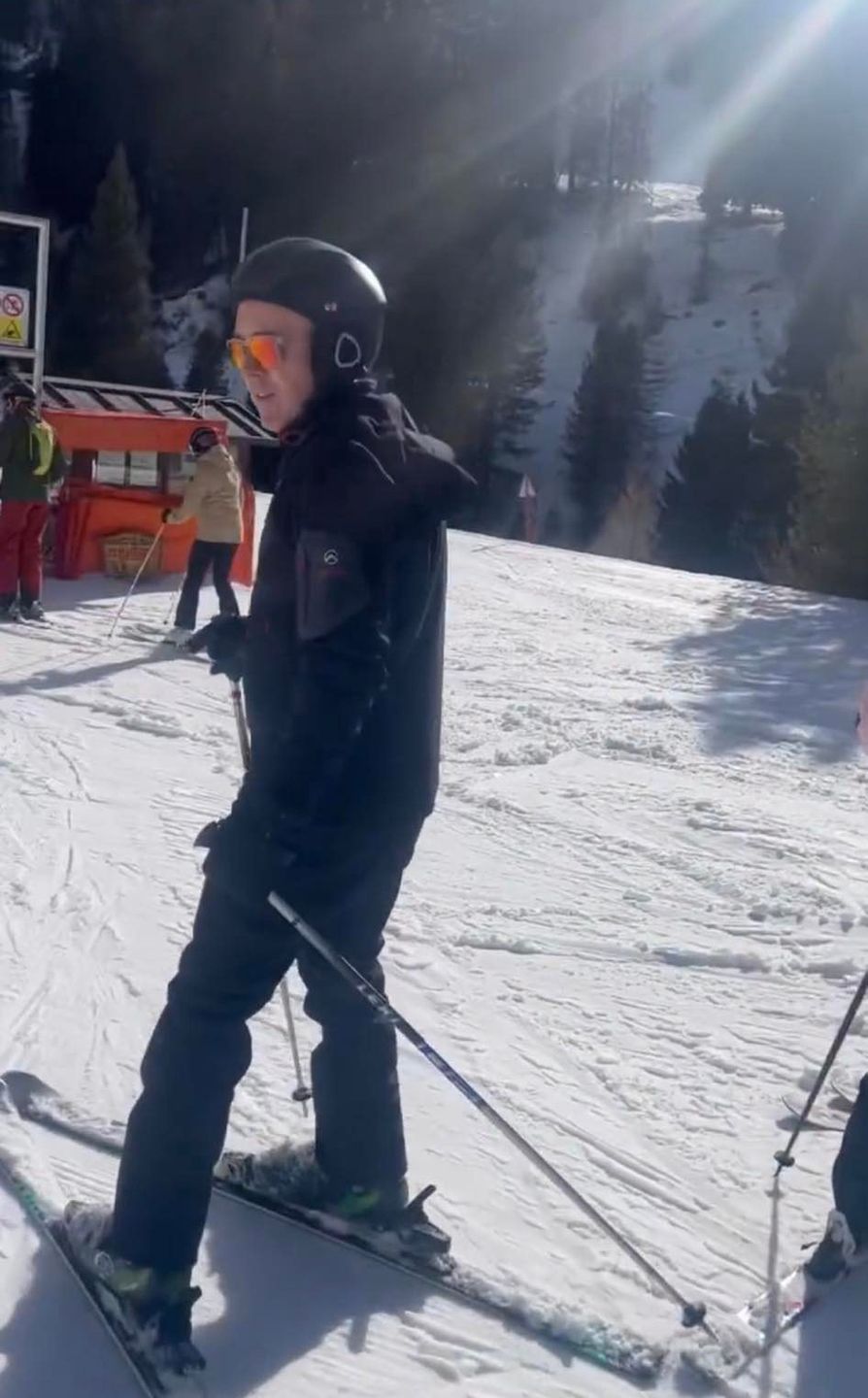 Katarzyna Cichopek i Maciej Kurzajewski  z dziećmi na nartach
