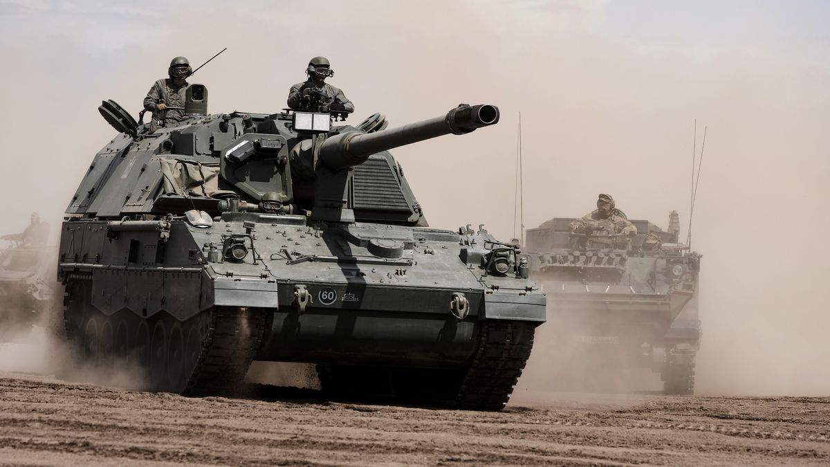 Lithuanian Army servicemen (L) with their infantry fighting vehicles (IFV) maneuver during a training phase of Exercise Griffin Storm at the General Silvestras Zukauskas Training Area, in Pabrade, Lithuania, 26 June 2023. NATO Secretary General Jens Stoltenberg traveled to Lithuania between 26-27 June, as part of preparations for a NATO Summit taking place in Vilnius next month. On this occasion Stoltenberg, joined by Lithuanian President Gitanas Nauseda and German Defence Minister Boris Pistorius, met German and Lithuanian troops training together in Exercise Griffin Storm 2023 at the General Silvestras Zukauskas Training Area in Pabrade. EPA/VALDA KALNINA Dostawca: PAP/EPA.