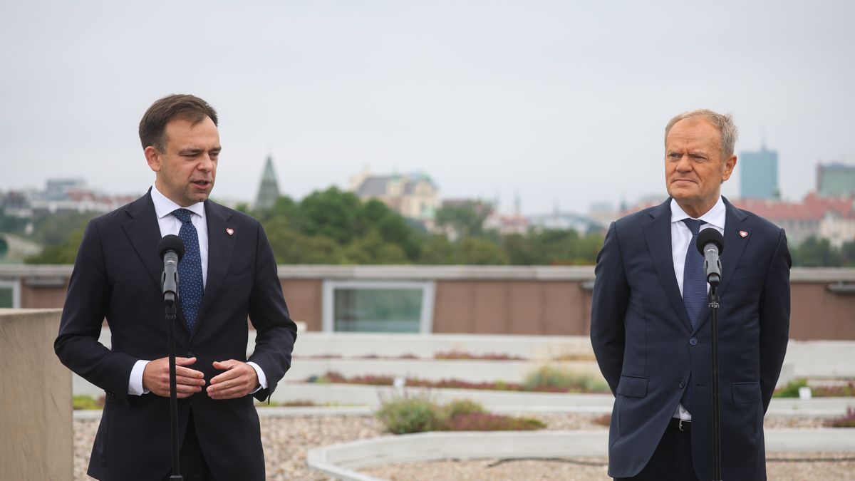 Warszawa, 13.07.2026. Premier Donald Tusk (P) i minister finansów i gospodarki Andrzej Domański (L) podczas konferencji prasowej, 13 bm. w stołecznym Centrum Nauki Kopernik. Spostkanie dot. ogłoszenia siedziby Centrum Europejskiej Agencji Kosmicznej w Polsce. (aldg) PAP/Leszek Szymański