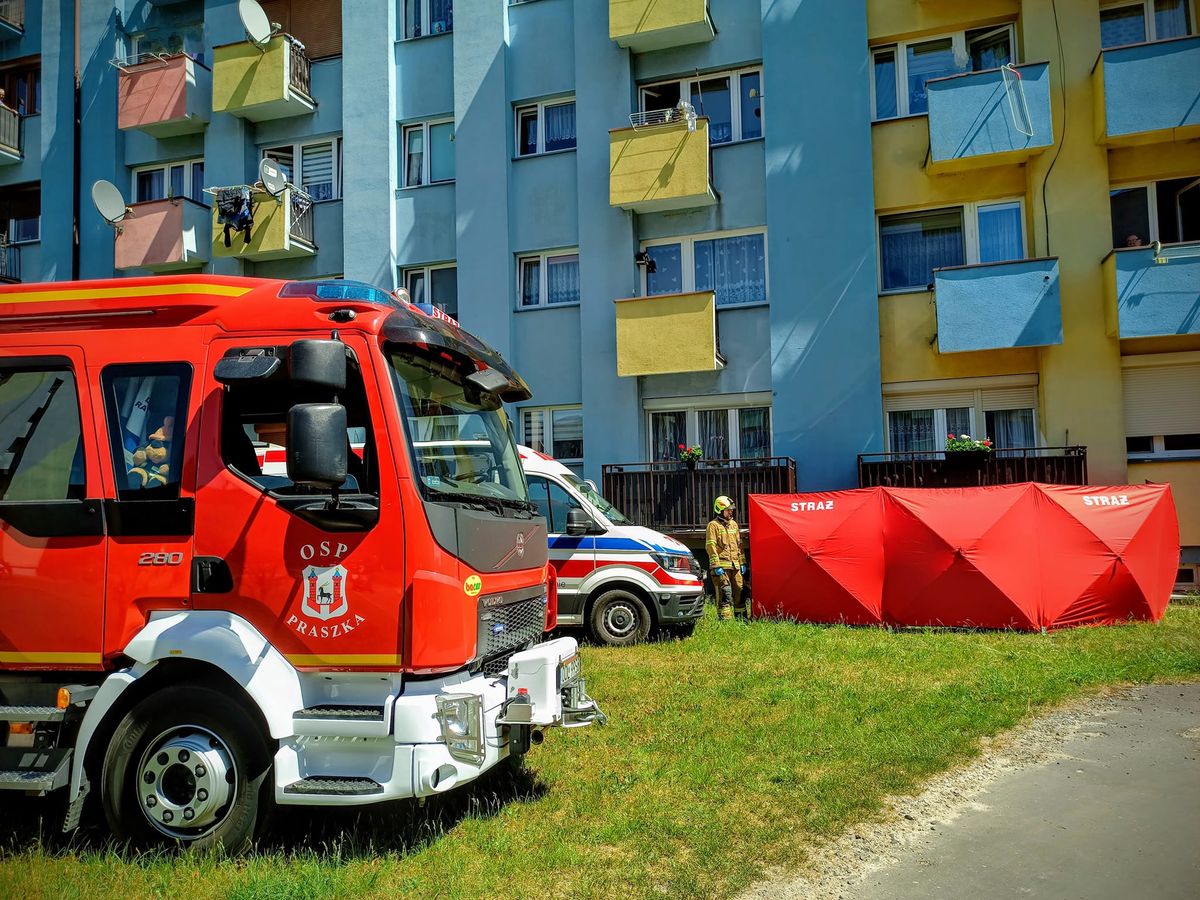 wypadek, wypadli z balkonu, policja Mężczyzna wypadł z czwartego piętra. Zginął na miejscu