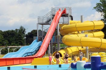 AquaFun Legnica poleca się na weekend! Baseny będą otwarte w piątek i sobotę. Tak wyglądają letnie baseny w Legnicy