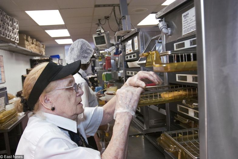 Senior w kuchnii w fast-foodzie to coraz powszechniejszy widok.