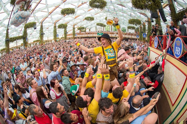 Oktoberfest w Monachium rozpoczęty, ale piwo w tym roku droższe