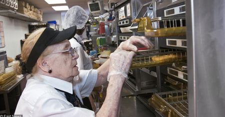 Na emeryturze w fast-foodzie. Rynek pracy sięga po seniorów