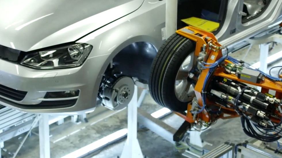 Tak powstają Golfy VII. Hipnotyzująca linia montażowa Volkswagena 1
