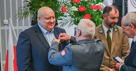 Stanisław Pirch z krzyżem „Wierni Polsce”