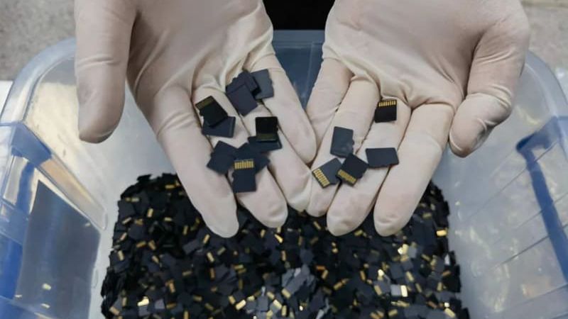 Przemycane karty pamięci microSD, które zabezpieczyli celnicy.