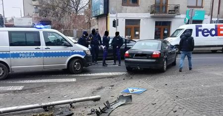 Policyjny pościg ulicami Lublina. 30-latek uciekał kradzionym audi, skasował dwa sygnalizatory