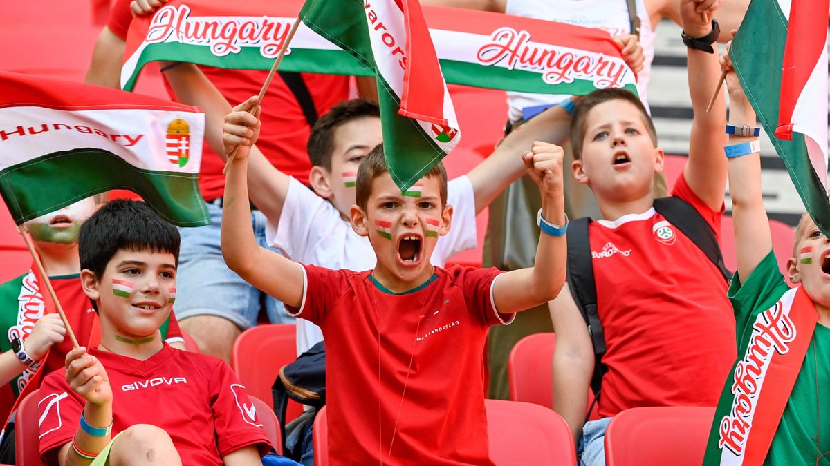 Na zdjeciu: Młodzi kibice podczas meczu Węgry-Anglia
