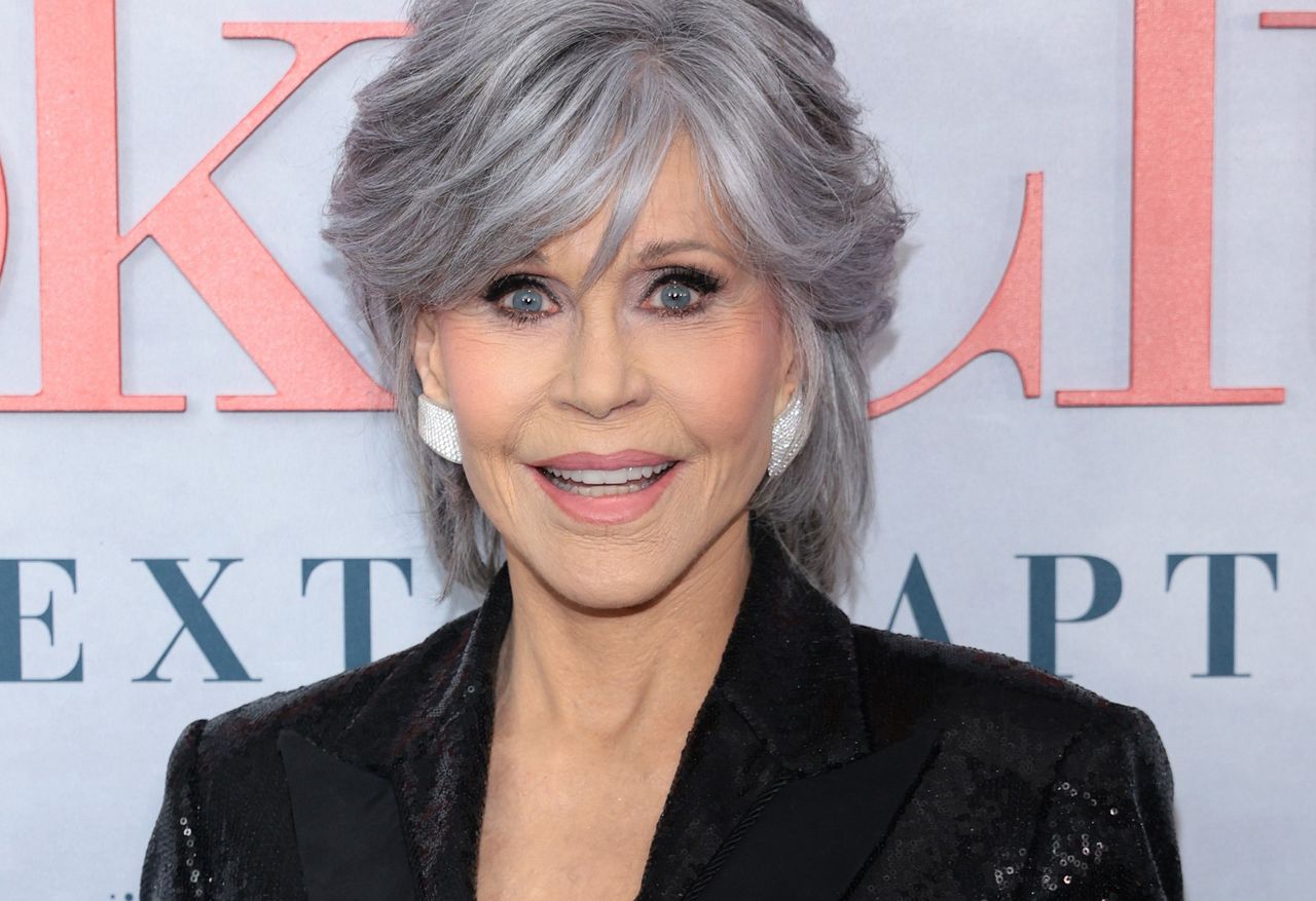 Jane Fonda nie wychodzi z formy. Jej stylizacja to synonim klasy