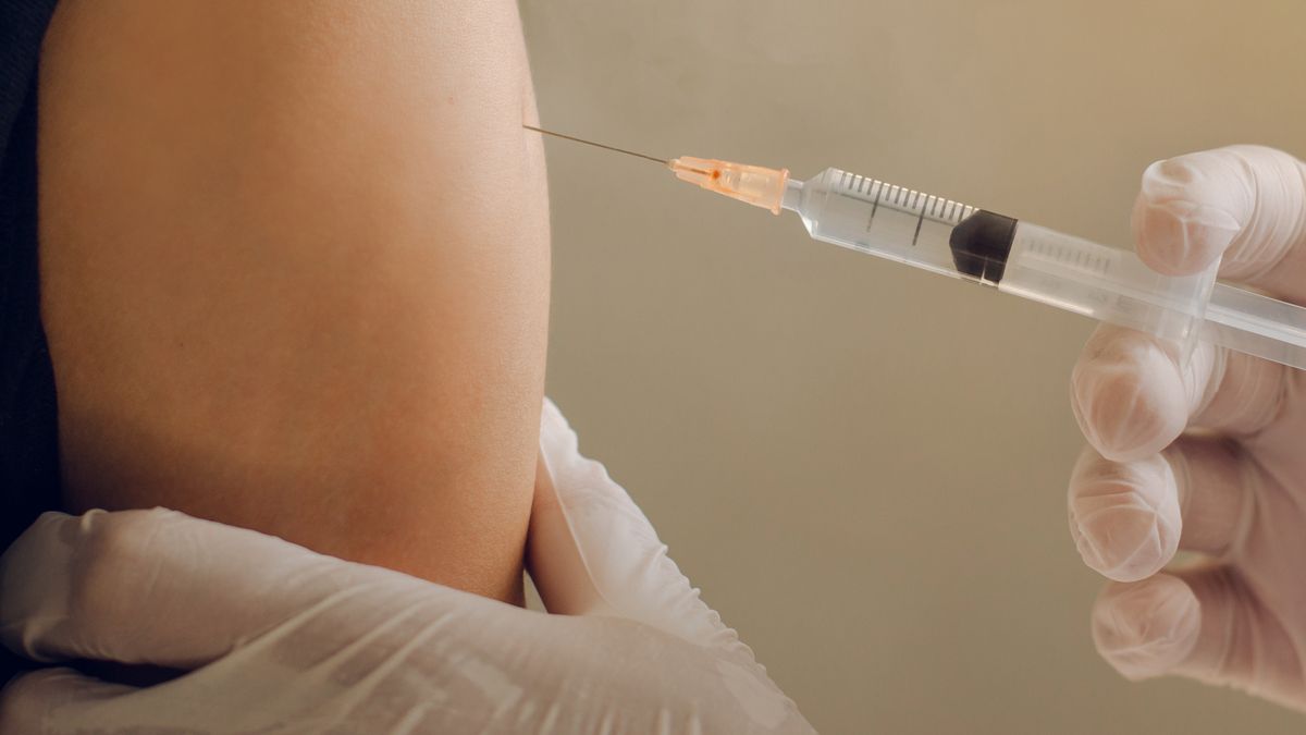 szczepienie szczepionka strzykawka szczepienia koronawirus pfizer astrazeneca moderna johnson