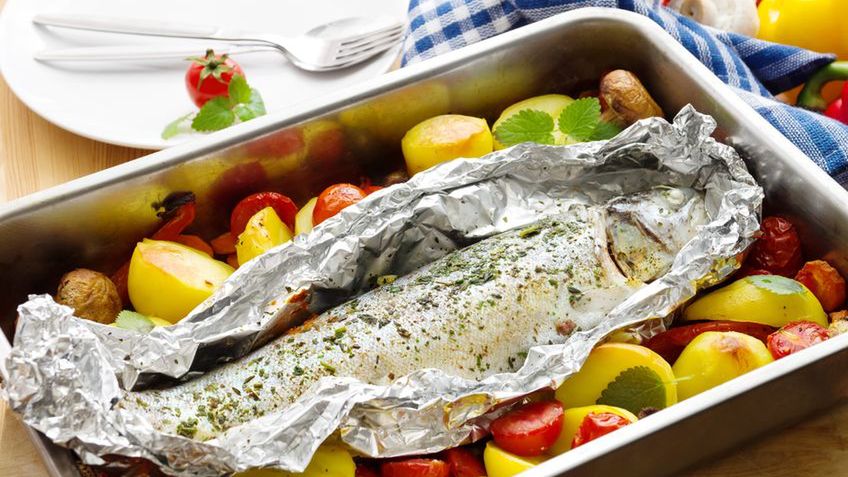 Hodowlany pstrąg tęczowy poddany obróbce wysuszającej mięso