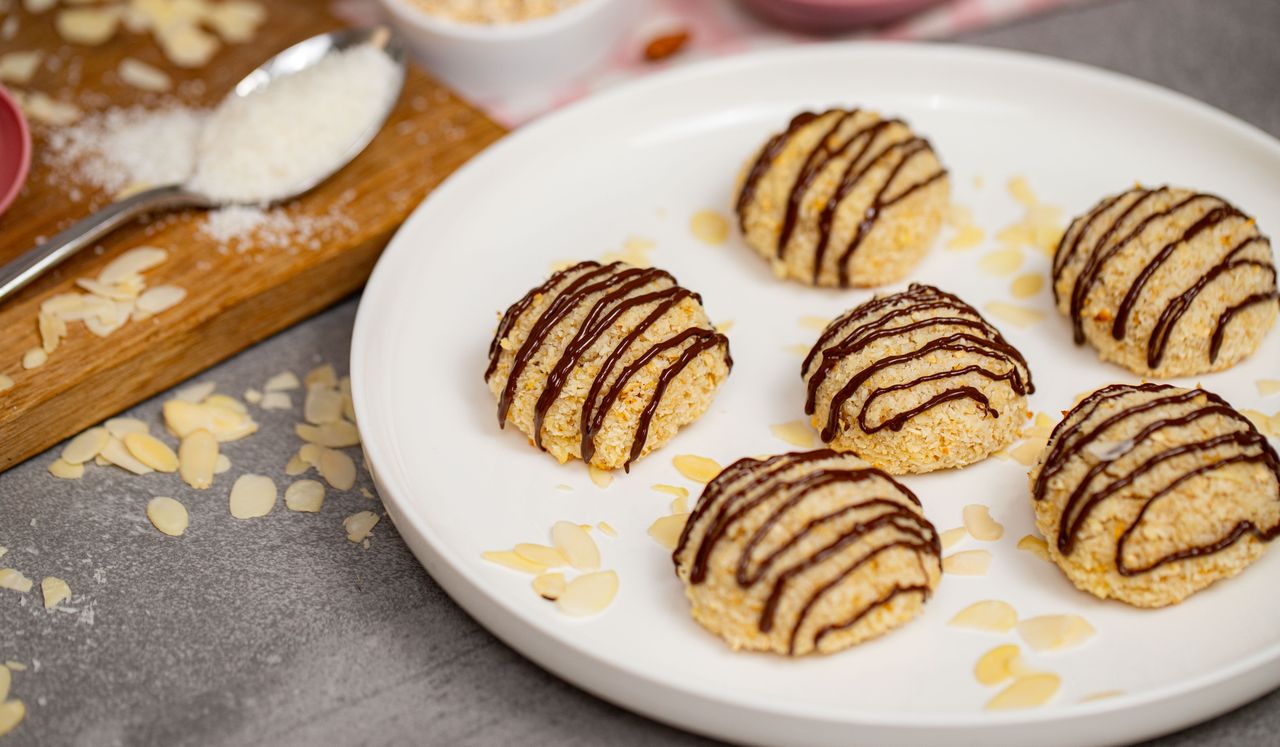 Te kokosowe ciasteczka praktycznie robią się same. Do tego obłędnie smakują