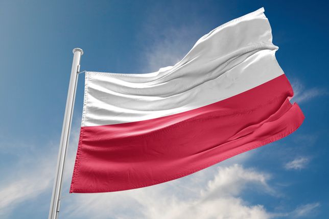 Dolna część Polskiej flagi ma bardziej przypominać odcień karmazynowi