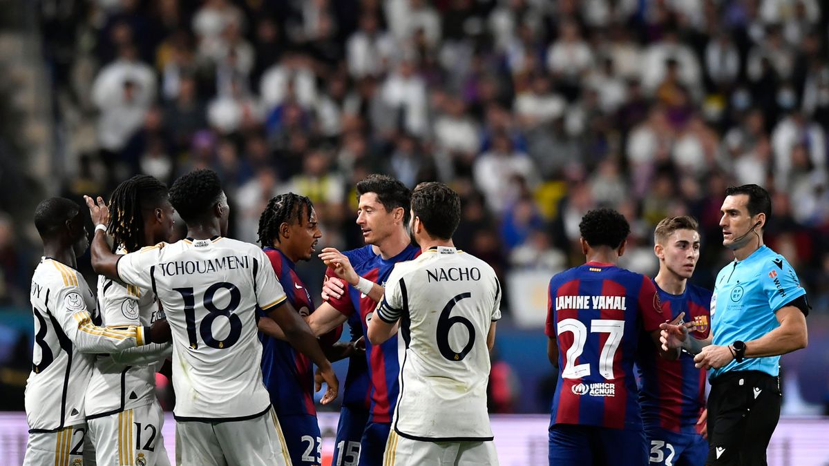 PAP/EPA / STR / Na zdjęciu: piłkarze Barcelony i Realu