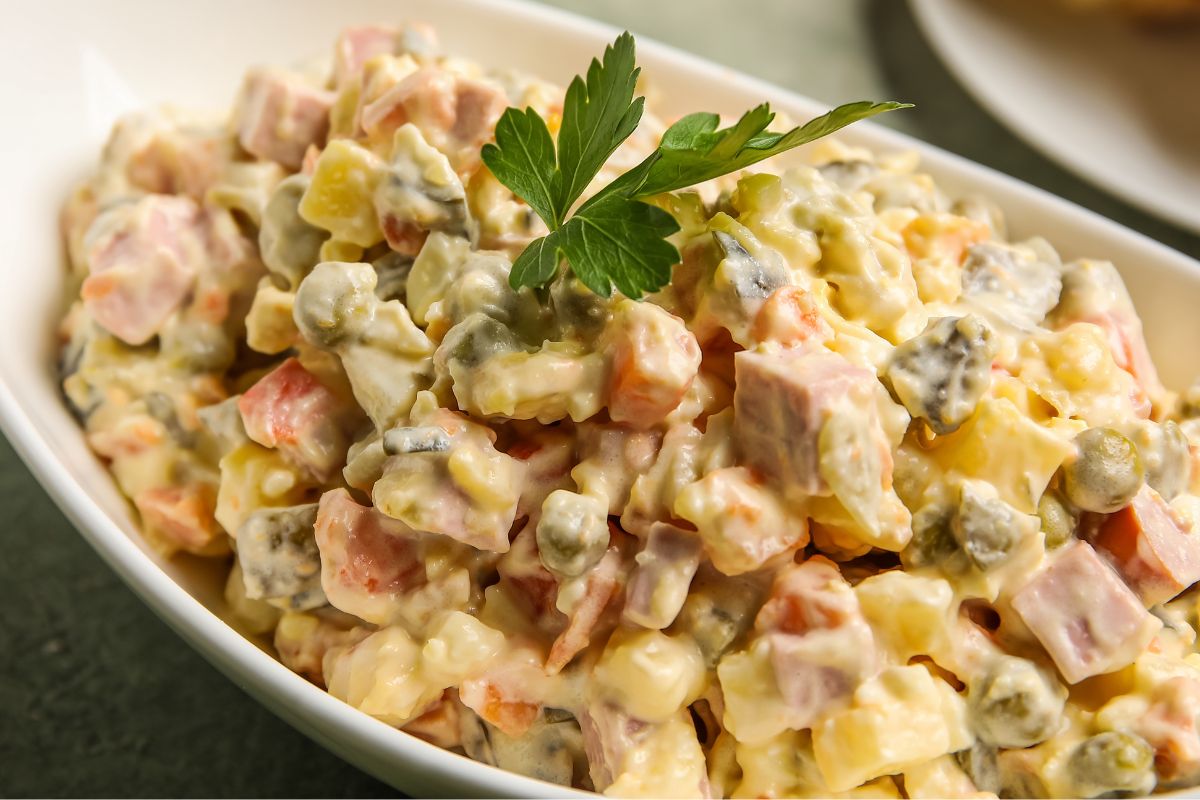 Na Wielkanoc robię dwie duże salaterki. choćby gyrosowa idzie w odstawkę, gdy sałatka wenecka wjeżdża na stół