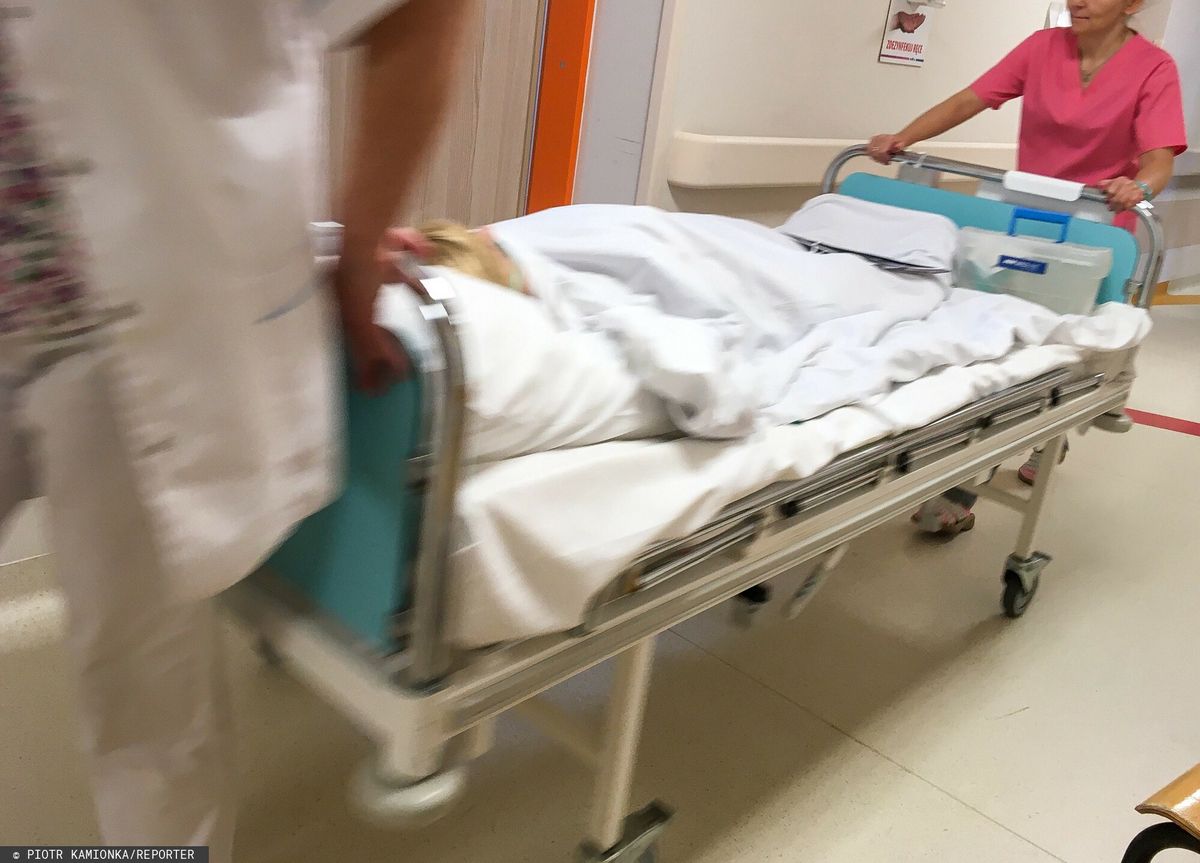 Lekarze z Łodzi alarmują: szpitale są przepełnione, łóżka ustawiamy na korytarzach 