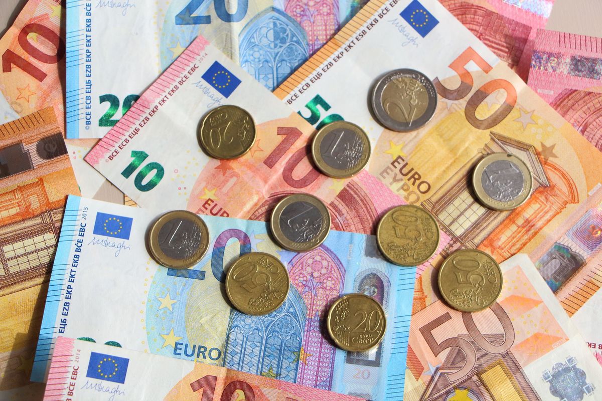 Euro jest prawnym środkiem płatniczym w 19 państwach tworzących w Unii Europejskiej strefę euro.