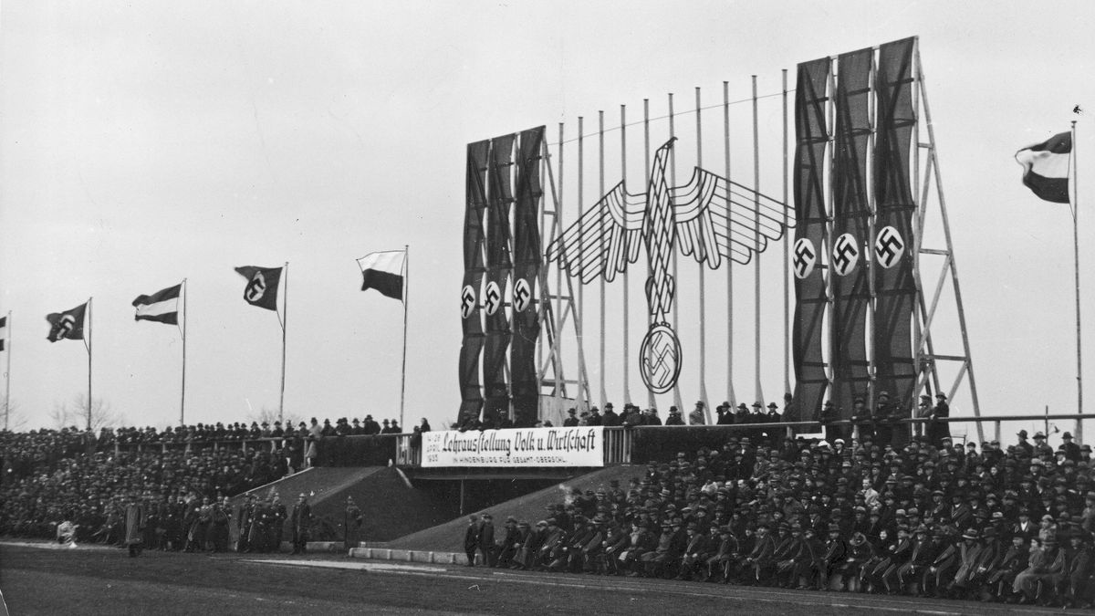 Publiczność na trybunach stadionu w Zabrzu przed rozpoczęciem meczu w 1935 roku 