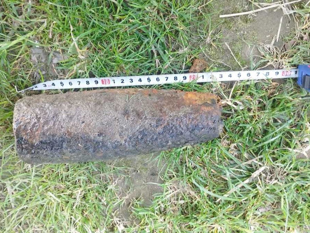 Przeszukiwał rzekę magnesem, trafił na coś dużego. Konieczne było wezwanie policji i saperów