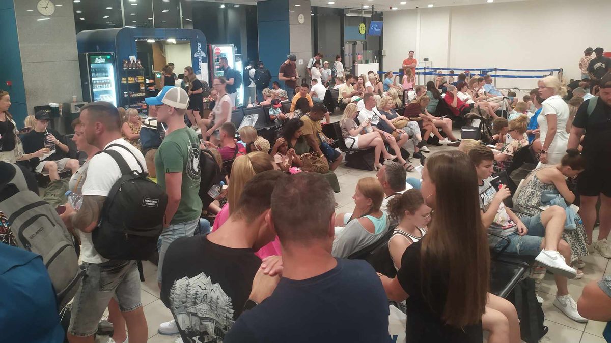 Około 200-osobowa grupa Polaków w oczekiwaniu na powrót z Rodos do Warszawy