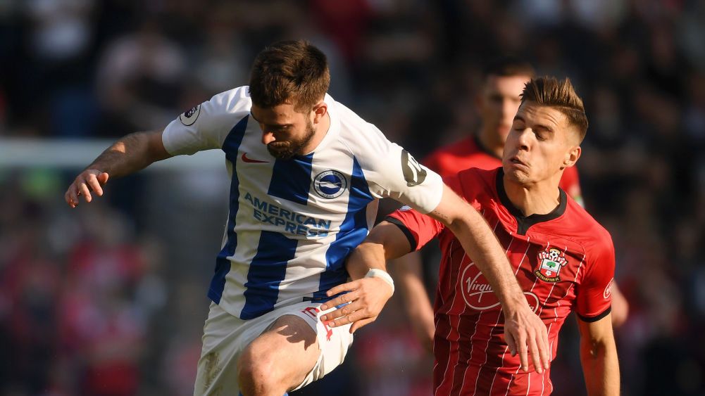 Na zdjęciu od lewej: Solly March, Jan Bednarek