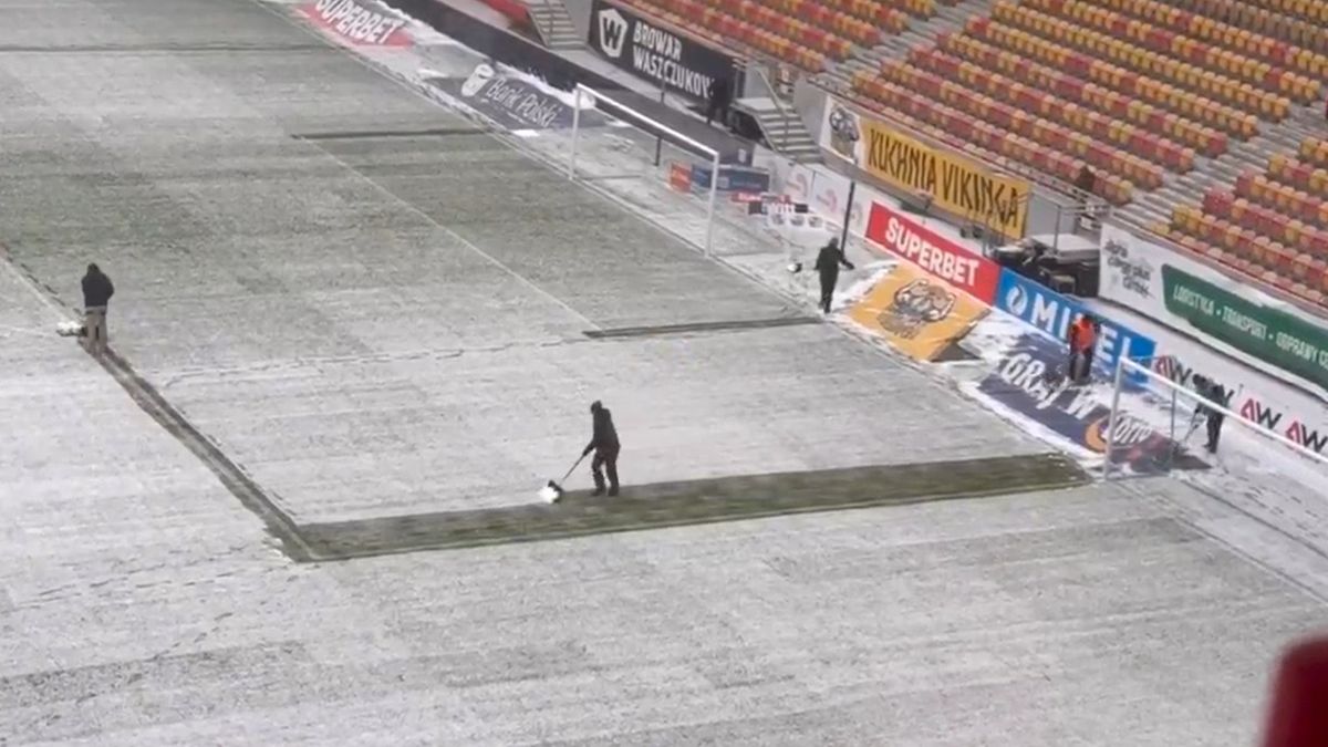 Twitter / rkedzior / Na zdjęciu: próba odśnieżania murawy w Białymstoku