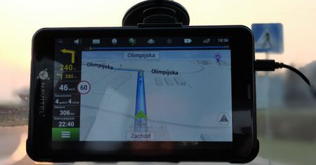 NAVITEL T757 – test tabletu, który stara się zastąpić nawigację GPS w samochodzie