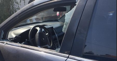 Policjant wybił szybę w samochodzie. Ratował 1,5 roczne dziecko