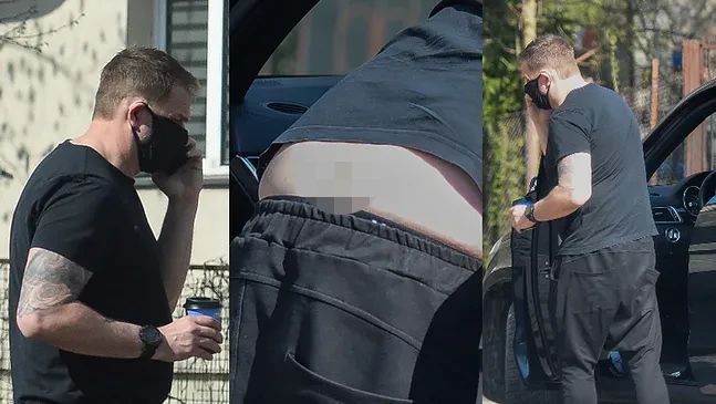 Tomasz Karolak opala pośladki