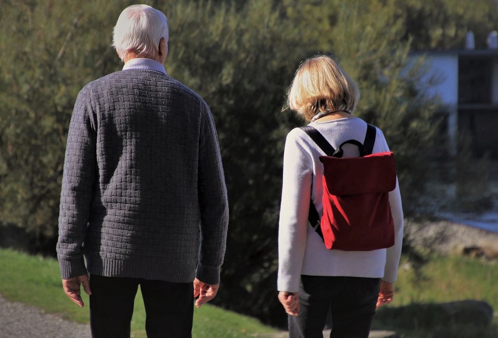 Seniorzy bawią się w Ciechocinku. Sklepikarze mówią co tam się dzieje