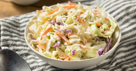 Zrobiłam surówkę z białej kapusty i polałam sosem. Wszyscy myśleli, że kupiłam ją w KFC