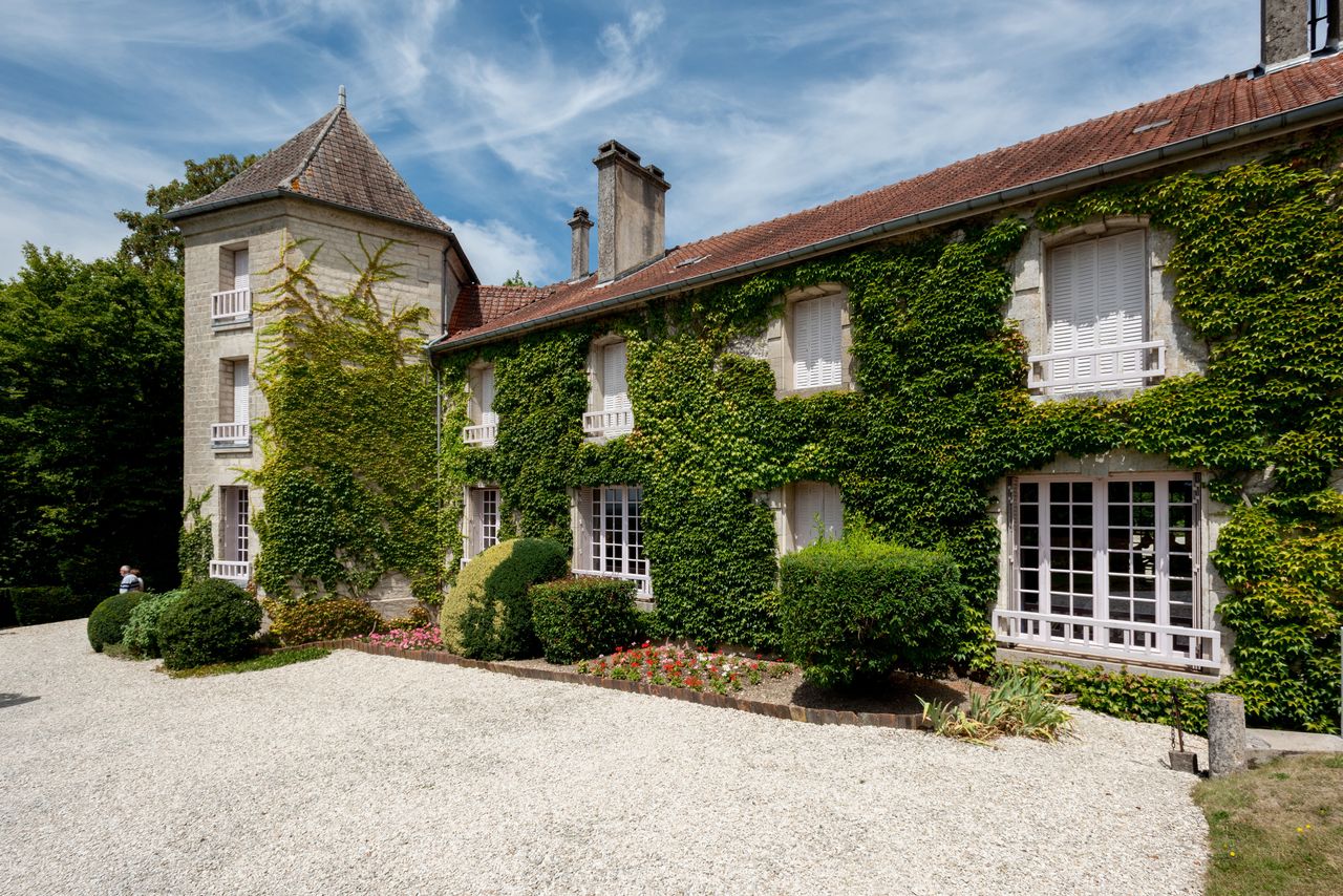 Francja chce ochronić dom de Gaulle’a przed Rosją. Trafi na listę