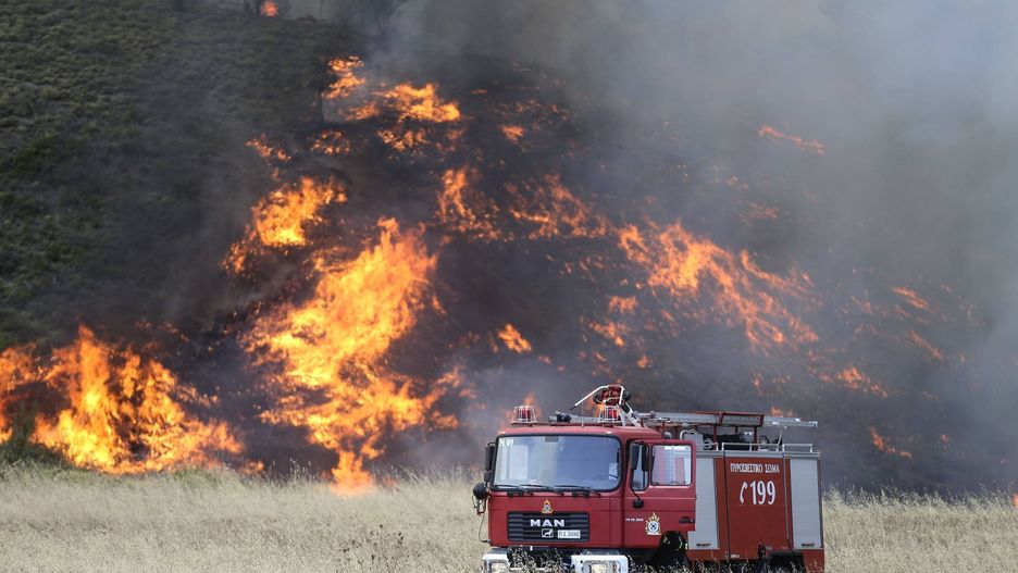 Wildfire in GreeceATHENS, GREECE - AUGUST 14: Firefighters and civilians battle with a wildfire which has been continuing for two days, in Varnava region of Athens, Greece on August 14, 2017. High winds are driving wildfires near the Greek capital Athens, forcing residents and holidaymakers to flee. More than 20 houses have already been damaged as the blazes, which began on Sunday, burned through pine forests north of the city. Around 150 firefighters, with the help of helicopters and planes, are still battling to contain fires in the coastal areas of Kalamos and Varnava. Ayhan Mehmet / Anadolu Agency 
Dostawca: PAP/AbacaAA/ABACAGrecja, po�ar